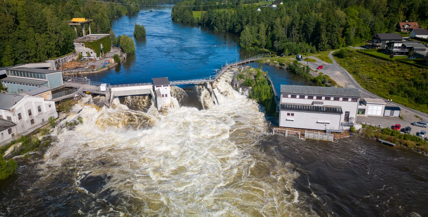 Det er enorme vannmengder som passerer Hellefoss kraftverk i Øvre Eiker kommune
