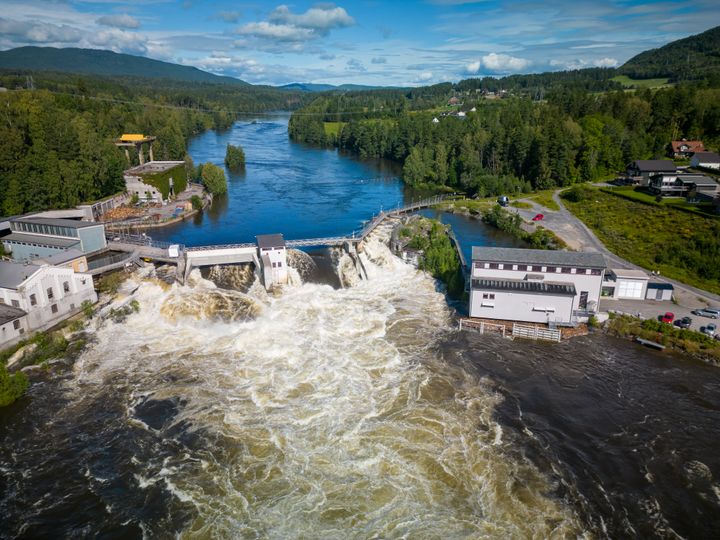 Det er enorme vannmengder som passerer Hellefoss kraftverk i Øvre Eiker kommune