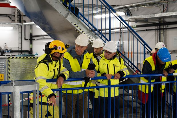 Prosjektleder Lars Gunnar Jansen t.v. viste olje- og energiminister Terje Aasland og konsernsjef Steffen Syvertsen rundt i kraftstasjonen.