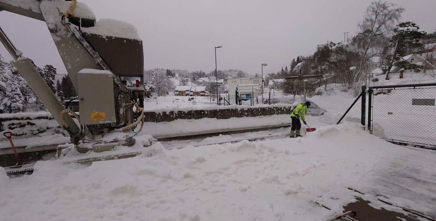 Kraftverk, snø, snøskuffing. Foto.