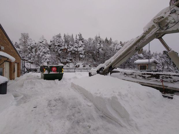 Kraftverk, snø, snørydding. Foto.