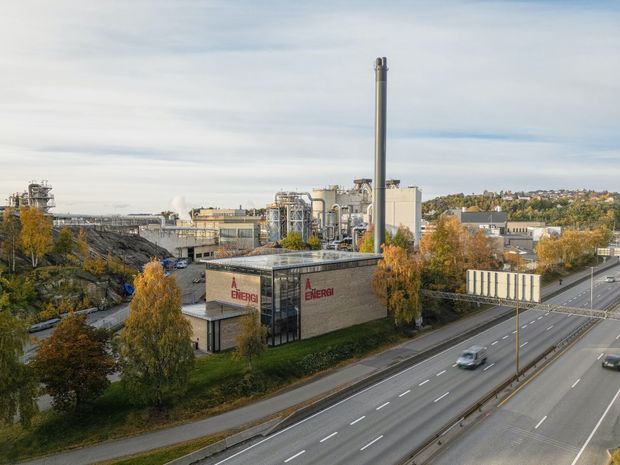 Industribygg, fjernvarnesentral, E18, bilvei, biler. Foto.
