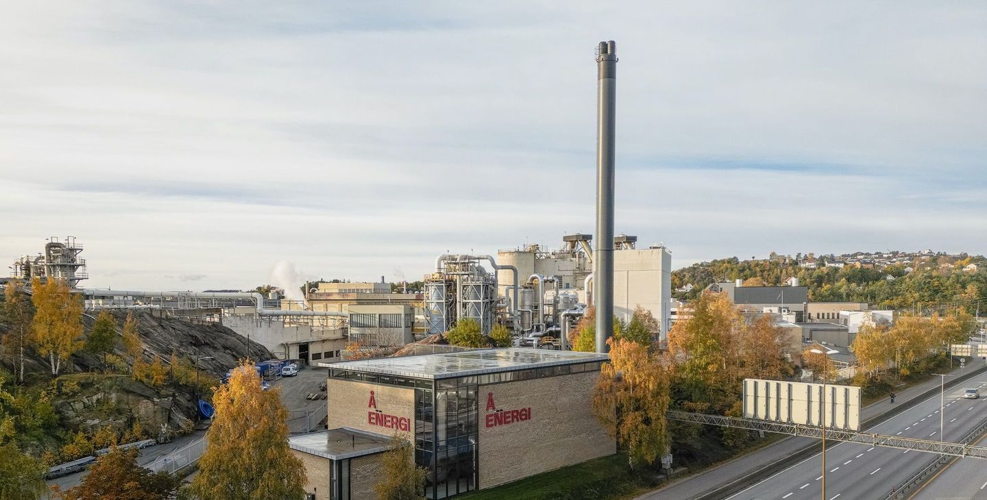 Industribygg, fjernvarmesentral, E18, bilvei, biler. Foto.