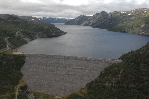 Dam, vann,, himmel, fjell. Foto.
