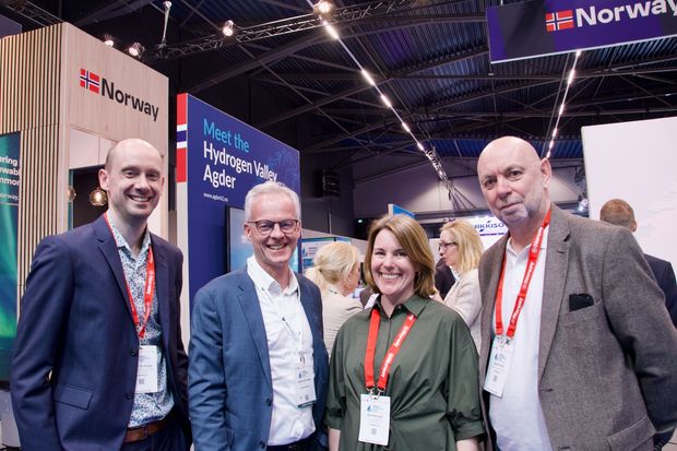 F.v. Sivert Eliassen, ansvarlig for hydrogen i Å Energi, Roger Göthberg, CEO i Nilsson Energy, Kristin Dale, Leder industriutvikling i Å Energi, Jakob Hovet, Senior forretningsutvikler industriutvikling i Å Energi.