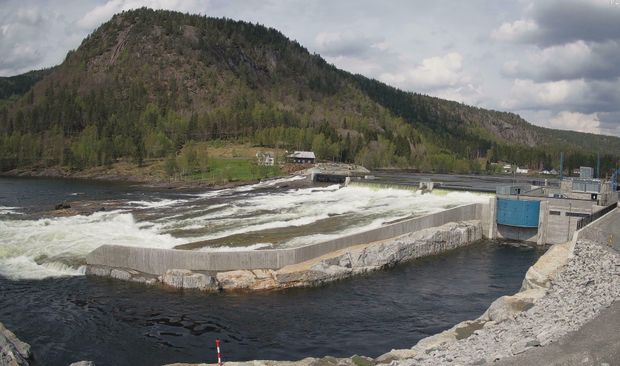 Vann, elv, dam, kraftverk skog, himmel. Foto.