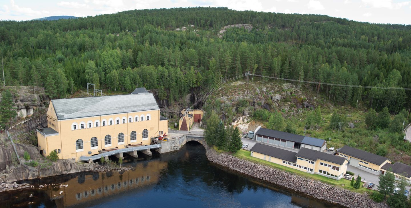 Kraftverk, vann, kontorbygg, garasjebygg. Foto.