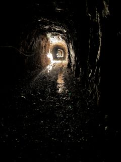 Tunnell inne i fjell. Foto.