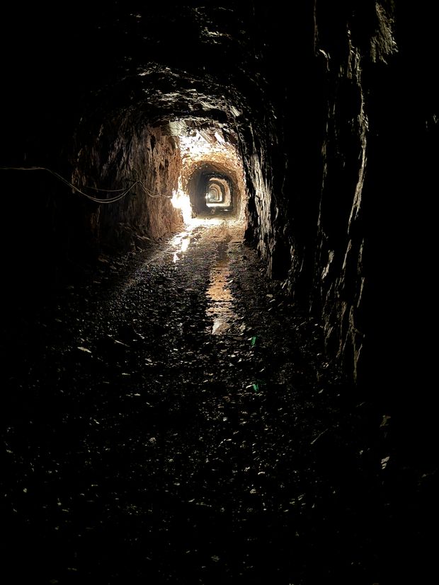 Tunnell inne i fjell. Foto.