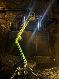 Fjellsikringsarbeid fra lift inne i tunnel. Foto.