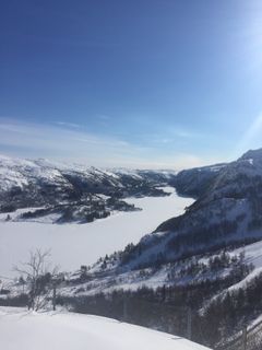 Vann, snø, is, fjell, himmel, skyer. Foto.