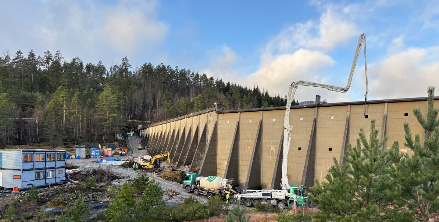 Dam, anleggsmaskiner, anleggsbrakker, skog, himmel, Foto.