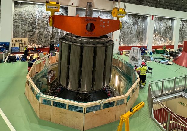 Kraftverk, rotor, aggregat, mann i arbeidstøy. Foto.