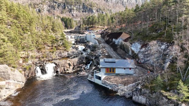 Kraftverk, dam, anleggsområde, foss, skog. Foto.