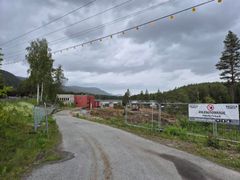 Kraftverk, vei, gjerder, anleggsområde. Foto.