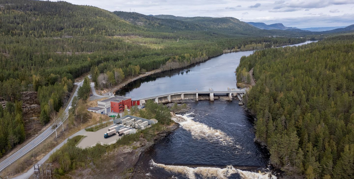 Kraftverk, dam, elv, anleggsområde. Foto.