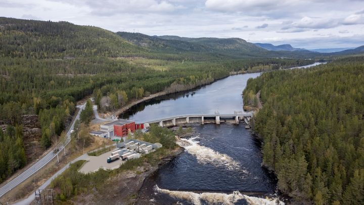 Kraftverk, dam, elv, anleggsområde. Foto.