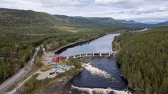 Kraftverk, dam, elv, anleggsområde, skog, himmel. Foto.