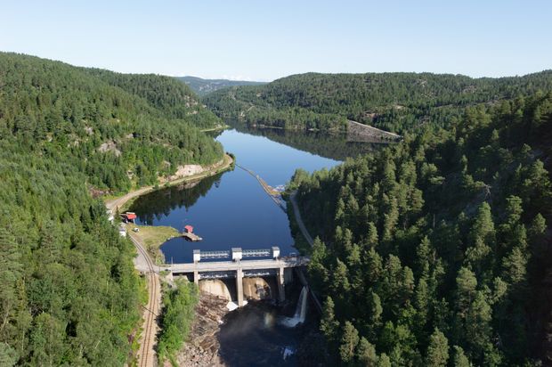 Dam, vann, skog, himmel. Foto.