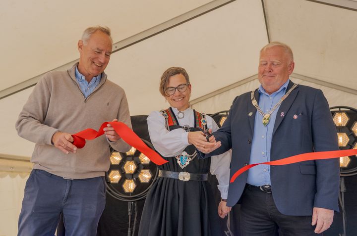 Tre mennesker, rødt sløyfebånd, ordførerkjeder.