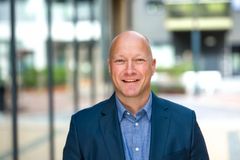 Mann, gate, vinduer. Foto.