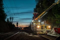 Anleggsmaskinbil, lift, jernbane. Foto.