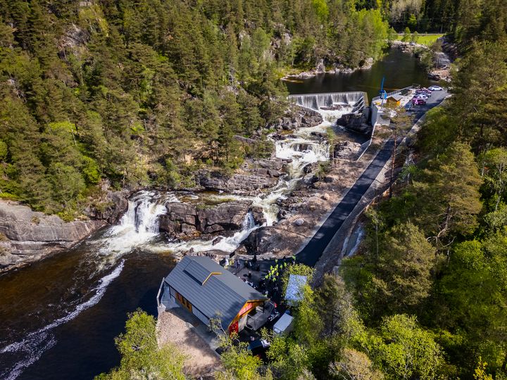 Kraftverk, dam, elv, foss, vann, skog. Foto.