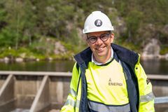 Mann, verneutstyr, dam, vann, skog. Foto.