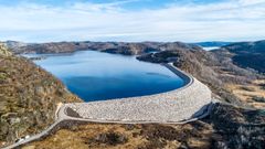 Dam, vannmagasin, fjell, himmel. Foto.