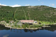 Kraftverk, strømlinjer, fjell, vann, himmel. Foto.
