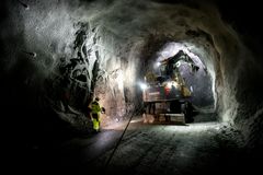 Anleggsarbeid, tunnel, anleggsmaskin, person i arbeid. Foto.