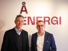 To menn, vegg, logo. Foto.