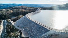 Dam, vannmagasin, himmel. Foto.