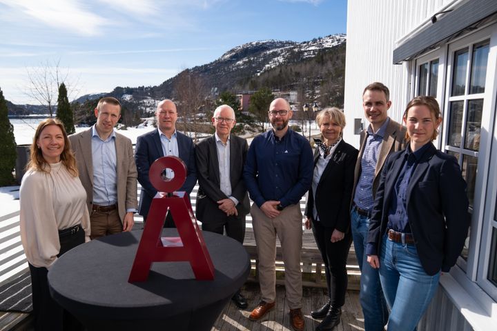 Mennesker på en terrasse. Foto