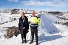 Mann og dame på dam. Foto