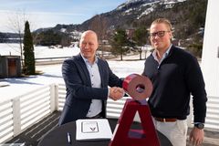 Jan Erik Eldor, konserndirektør Vannkraft i Å Energi, t.v. og Andereas Bruflodt, avdelingsleder Kraftlinje i Nettpartner, er godt fornøyde med å ha signert kontrakten for å bygge kraftlinjen fra Øygard kraftverk til Honna transformatorstasjon i Åseral.