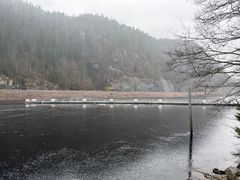 Ledegjerdet består av flere flytebrygger med metallgrinder som henger under. Det leder smolten trygt forbi kraftverket slik at den kan svømme videre til Grønland.
