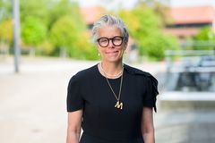 Dame, ute, trær. Foto.