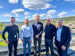 Fra venstre prosjektleder Lars Gunnar Jansen i Å Energi Vannkraft, prosjektleder Thomas Fjeld i Skanska, prosjektsjef Jon Mikkel Haugen i Skanska, konserndirektør Vannkraft Jan Erik Eldor i Å Energi og regiondirektør Samferdsel og Energi Trond Pettersen Valeur i Skanska.