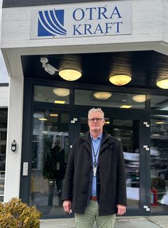 Mann, kontorbygg. Foto.