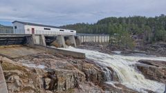 Dam, vann, fjell, skog, himmel. Foto.