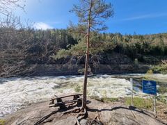 Vrengen etter vannslipp: Å Energi har dokumentert hvor raskt vannføringen øker når damlukene åpnes på utvalgte elvestrekninger. Her fra Vrengen i Vennesla, hvor det tok få minutter fra det var lite vann i elveleiet til vannføringen økte mye. Det kan skape farlige situasjoner for folk som bader eller oppholder seg nær elveleiet.