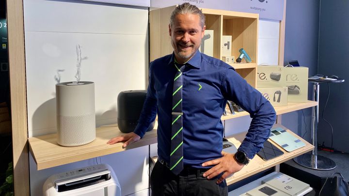 Godt forberedt: Salgssjef i Elkjøp Norge, Arnstein Værdal, melder om en sterk økning i salget av vifter og portable airconditions den siste tiden og har sørget for at det er nok varer på lager. Foto: Elkjøp Norge