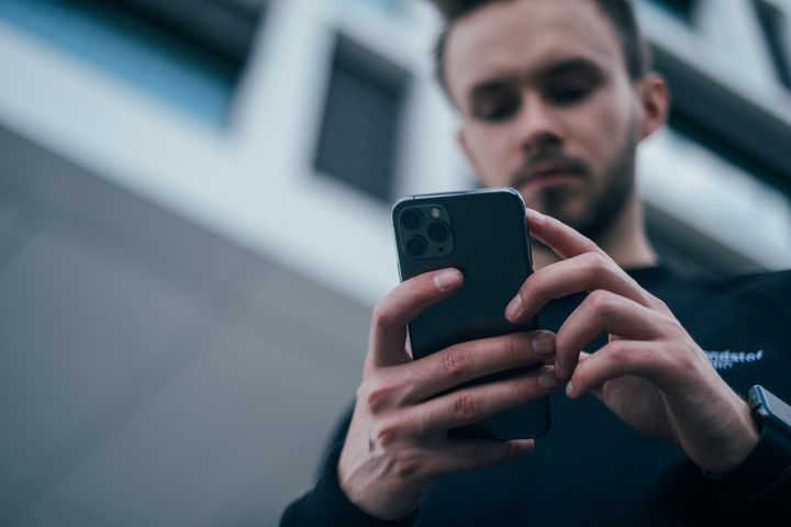 Nordmenn elsker telefonen sin og ville strukket seg langt for å unngå å miste den. Foto: Unsplash.com.