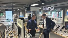 Kreshnik Restelica, salgssjef Telecom, forklarer klima- og miljøminister Andreas Bjelland Eriksen den nye miljømerkingen