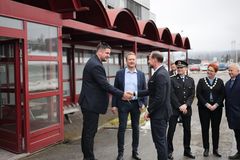 Kronprinsen hilser på Fredrik Tønnesen, konsernsjef i Elkjøp Nordic.