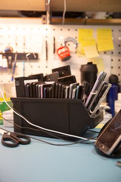 Det kan ligge 10 millioner gamle mobiltelefoner i skuffer og skap i norske hjem. Alle bør repareres eller resirkuleres. Hver og en telefon inneholder dyrbare materialer som kan brukes på nytt.