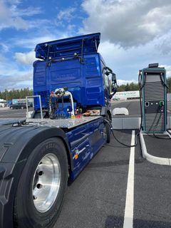 Lageret er bygget for en elektrisk fremtid innen tungtransport. Internlogistikk mellom lagerbyggene skjer med elektriske trailere.Gjestende fartøy kan lade mens de losser.