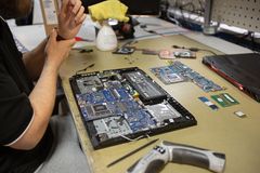 80 ansatte ved Elcares verksted på Kongsvinger reparerer rundt 750 elektronikkprodukter hver dag. Det tilsvarer cirka 275 000 produkter i året og gjør verkstedet til et av de største og mest kompetente reparasjonsmiljøene i Norden.