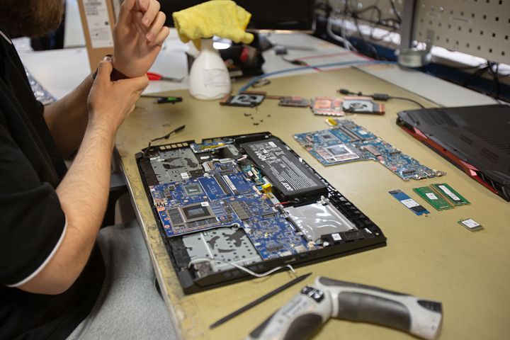 80 ansatte ved Elcares verksted på Kongsvinger reparerer rundt 750 elektronikkprodukter hver dag. Det tilsvarer cirka 275 000 produkter i året og gjør verkstedet til et av de største og mest kompetente reparasjonsmiljøene i Norden.